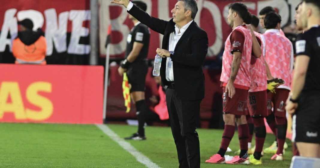 Jugadores de Newell's Old Boys y Lanús en el estadio