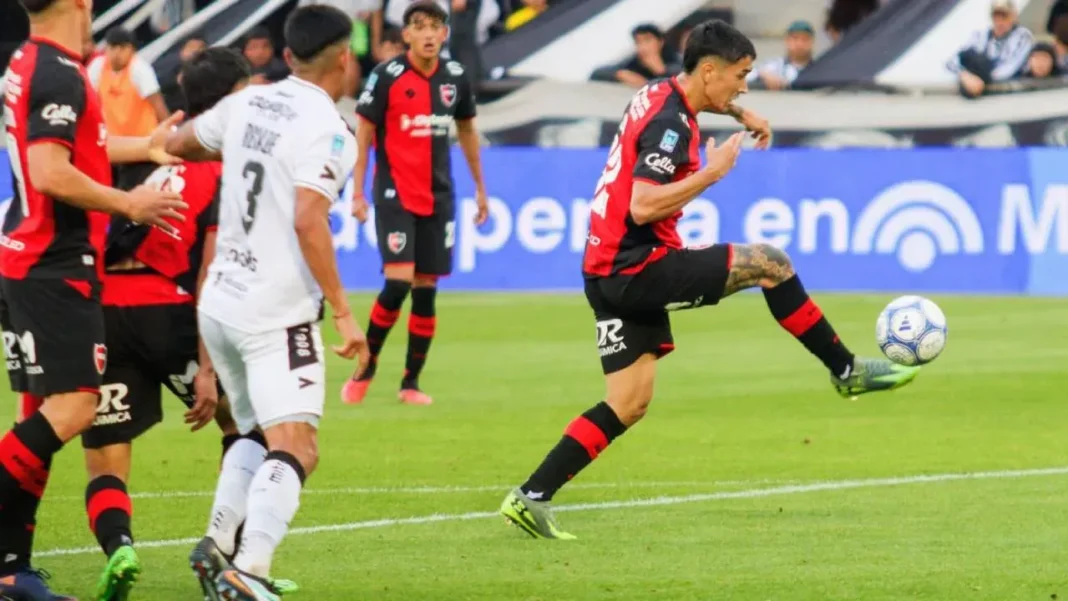 Jugadores de Newell's y Gimnasia de Mendoza durante el partido por la fecha 12 del Torneo Clausura