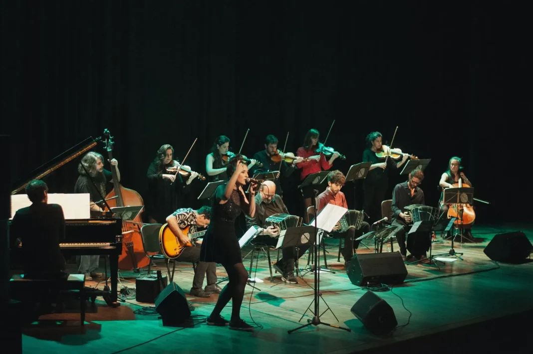 Orquesta Utópica en escena durante la presentación de Tango de Rosario en movimiento