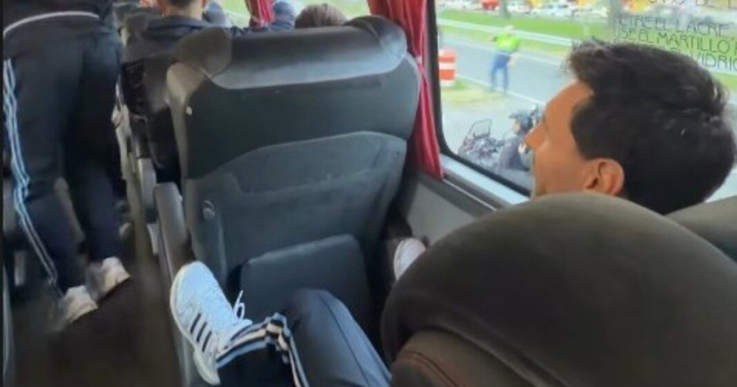 Jugadores de la Selección Argentina en el micro entonando una canción para Lionel Messi