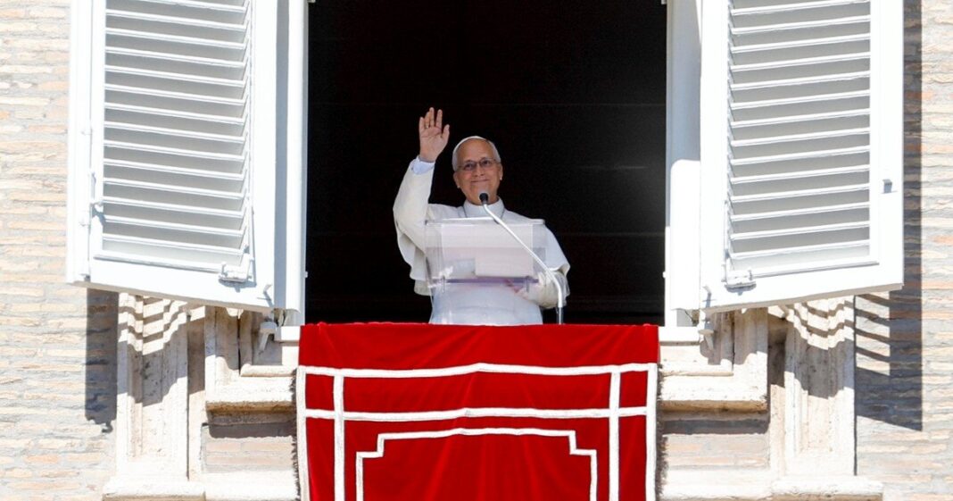 El papa León XIV durante el Ángelus en la Plaza San Pedro