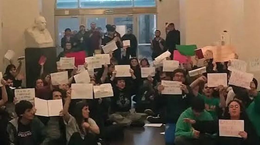 Policía desaloja a estudiantes en Palacio Pizzurno