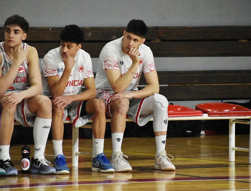 Jugadores de Provincial durante un partido de básquet en el estadio Salvador Bonilla