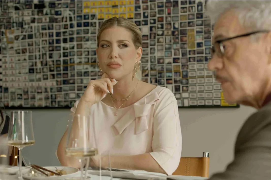 Wanda Nara y Agustín Bernasconi en una escena de la película ¿Querés ser mi hijo?
