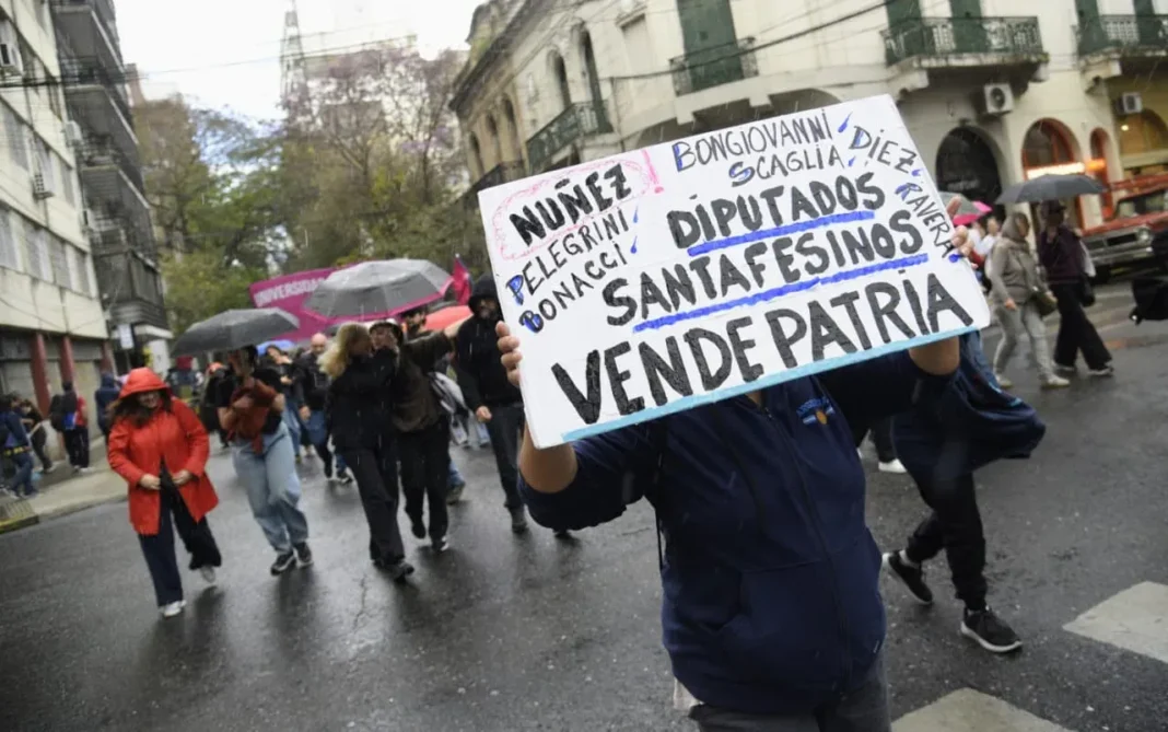 Marcha universitaria en Rosario con estudiantes y docentes frente al Monumento Nacional a la Bandera