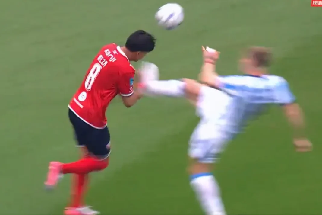 Jugadores de Racing e Independiente disputan la pelota durante el clásico de Avellaneda en el estadio Cilindro