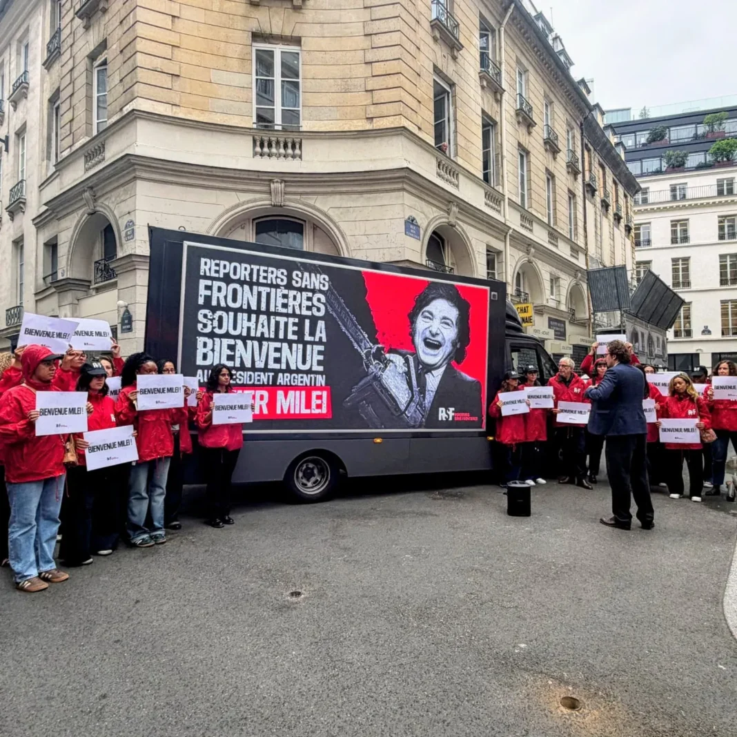 Camión con pantallas LED de Reporteros Sin Fronteras en París con publicaciones de Javier Milei contra la prensa