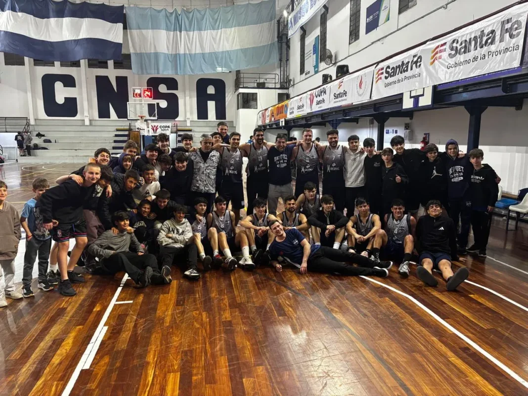 Jugadores de básquet en partido de ascenso
