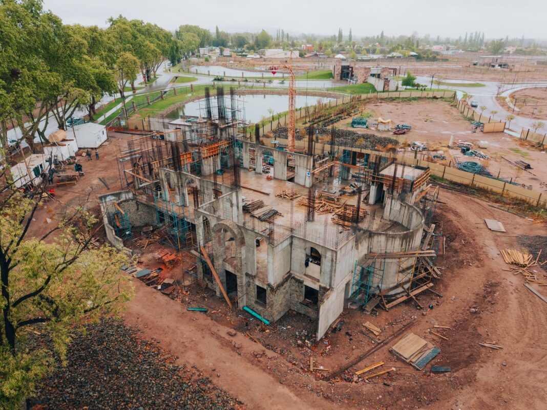Vista de la construcción de la capilla dedicada a Carlo Acutis en Chacras de Coria, Mendoza