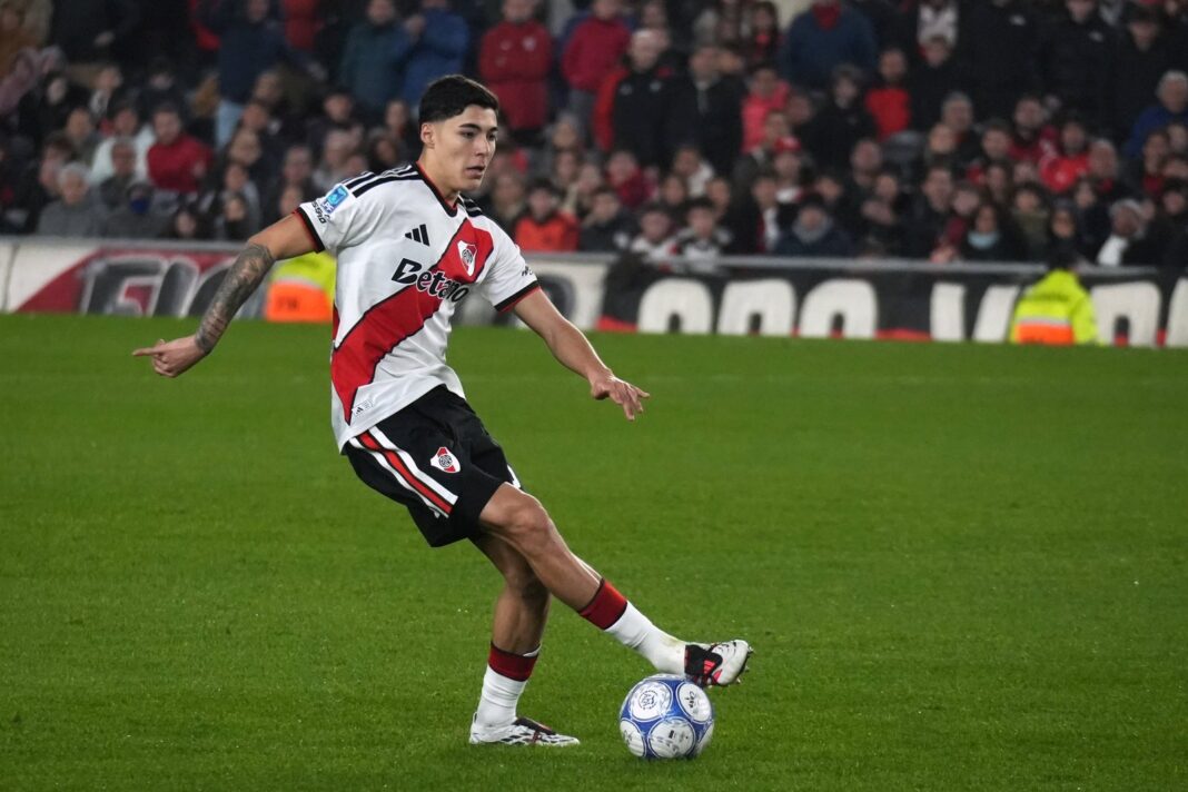 Estadio Monumental de River Plate durante un partido nocturno