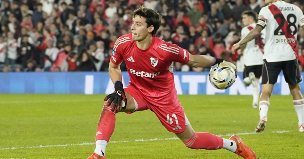 Santiago Beltrán, arquero de River Plate, durante un partido
