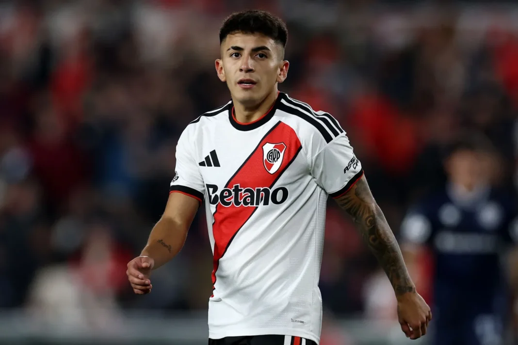 Jugadores de Sarmiento y River en el estadio Eva Perón durante el partido de la fecha 11 del Torneo Clausura 2026