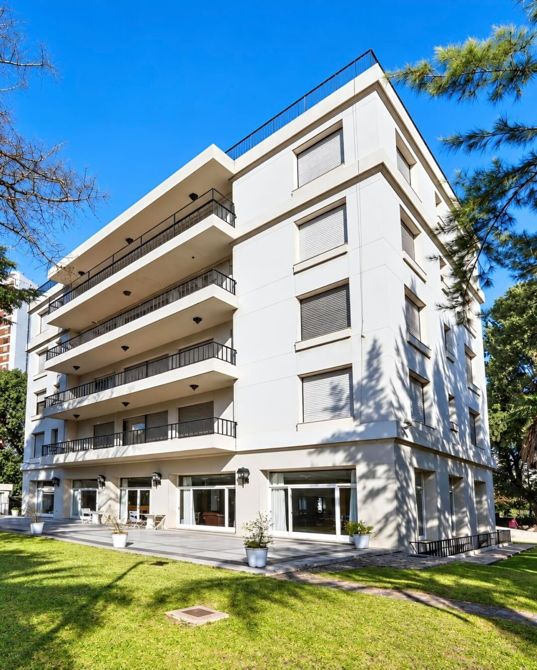 Fachada del edificio residencial en Superí al 1600, Belgrano R, construido por Arturo Julio Dubourg