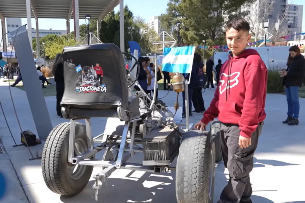 Thiago Príncipe, adolescente de 14 años, junto a su tractor construido con piezas recuperadas en San Ambrosio, Río Cuarto