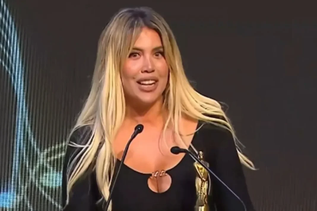 Wanda Nara con el Martín Fierro de la Música por 'Bad Bitch' en el teatro Tango Porteño
