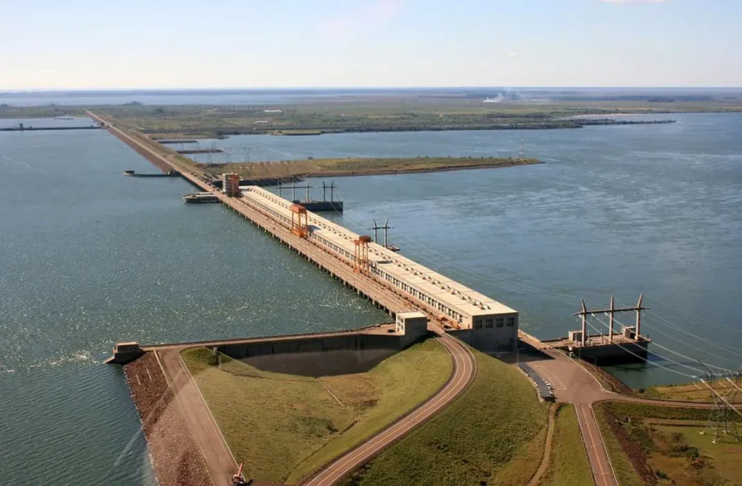 Represa Yacyretá con compuertas abiertas por la crecida del río Paraná